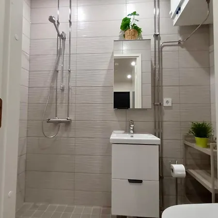 Apartament Uusi Miniasunto Hiukkavaarassa Ilmaisella Pysaekoeinnillae Oulu